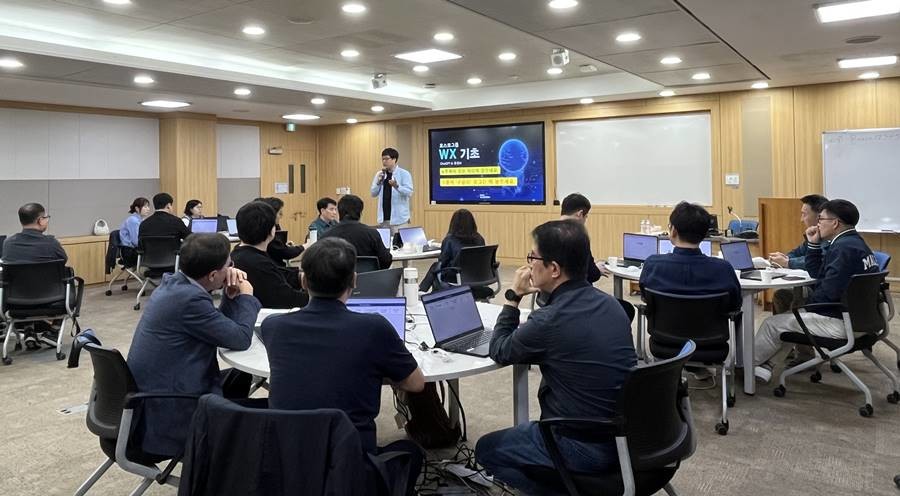 포항제철소 협력사 QSS FT들이 ChatGPT 실습을 진행하고 있다./포스코