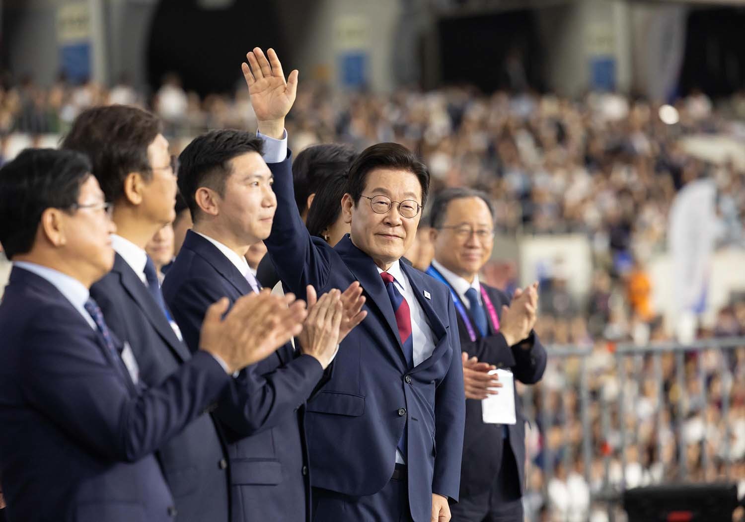 이재명 대통령이 17일 부산아시아드주경기장에서 열린 제106회 전국체육대회 개막식에서 선수단 입장을 지켜보며 인사하고 있다. / 대통령실 제공.