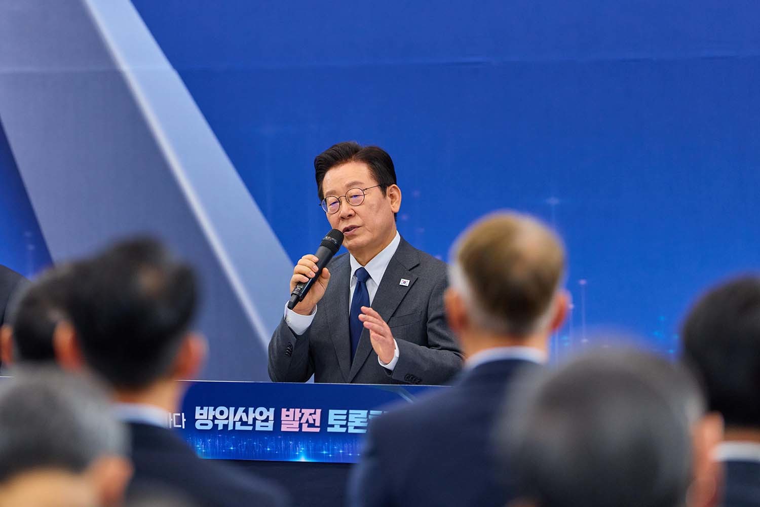 이재명 대통령이 20일 경기 고양시 일산서구 킨텍스에서 열린 방위산업 발전 토론회에서 발언하고 있다. / 대통령실 제공.
