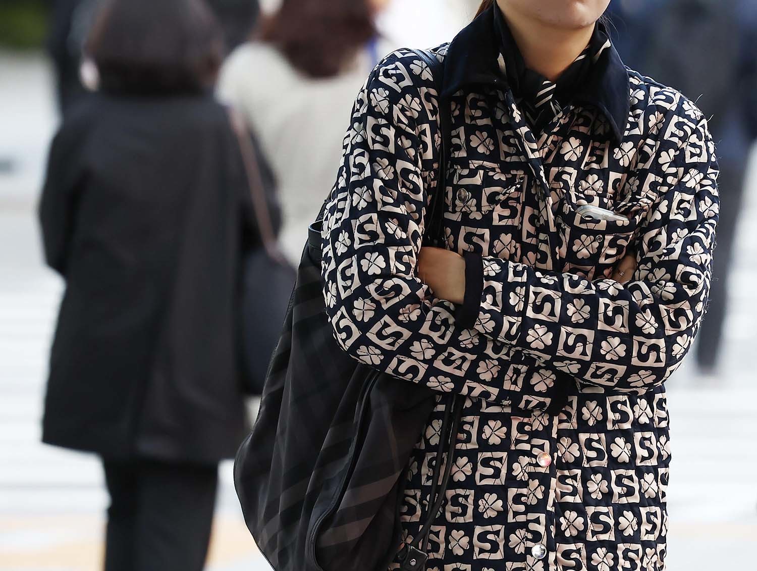 서울을 비롯한 대부분 지역의 아침 최저 기온이 한 자릿수로 떨어지며 올가을 가장 추운 날씨를 보인 20일 오전 서울 광화문 사거리에서 두꺼운 외투를 입은 시민이 발걸음을 옮기고 있다. / 뉴스1