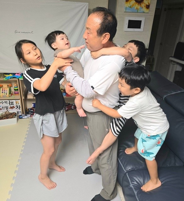 최우수상 '사랑스런 손주들과 함께'