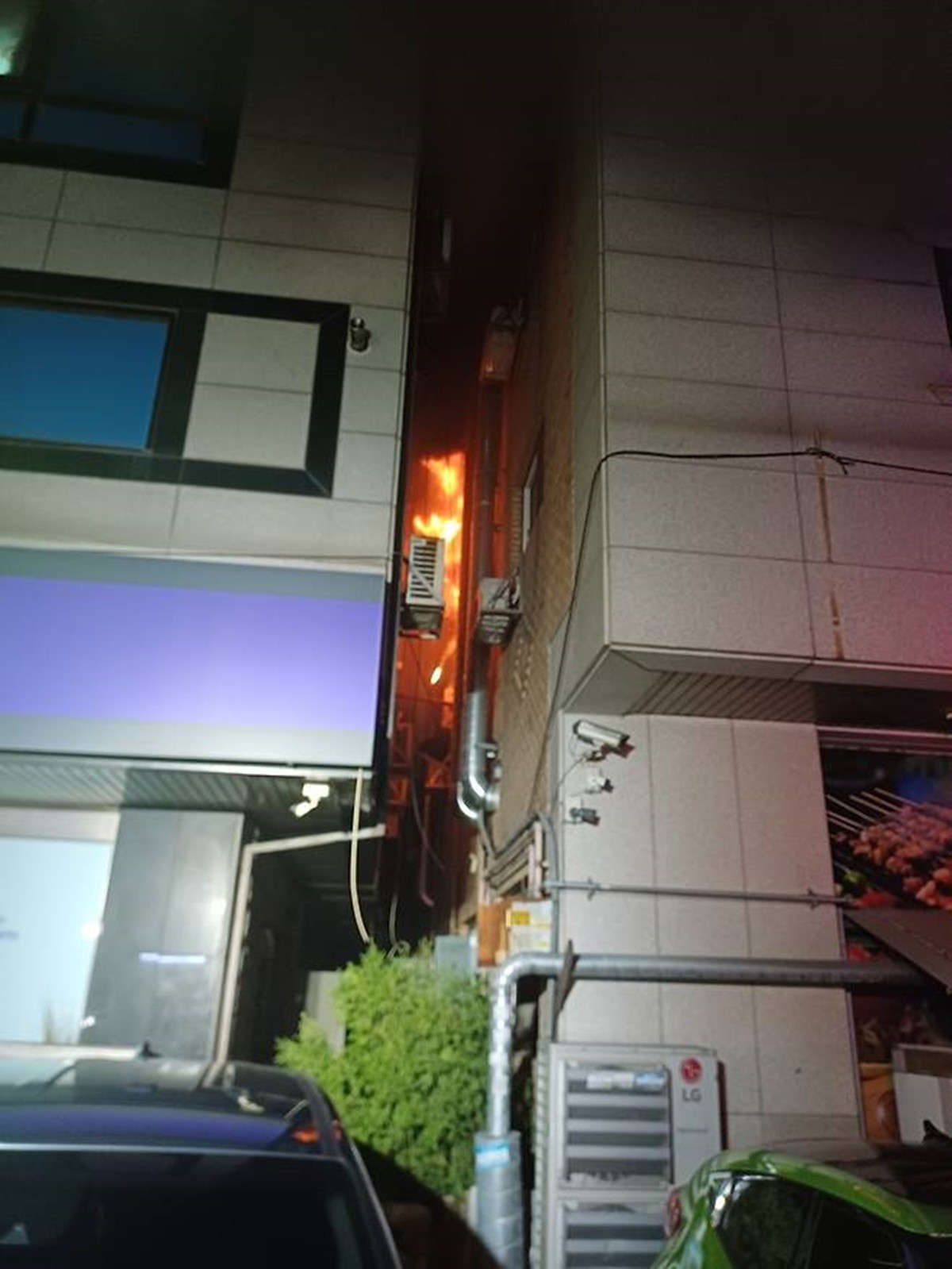 불이 난 상가주택과 바로 옆 건물은 거리가 1m도 되지 않을 정도로 가깝다. A 씨 부부는 이곳으로 탈출을 감행했다. / 경기도소방재난본부