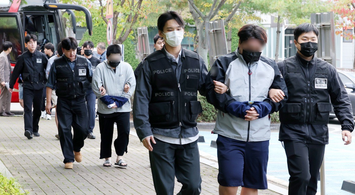 지난 20일 캄보디아 송환 피의자들이 충남 홍성 대전지법 홍성지원에서 구속 전 피의자심문(영장실질심사)을 받기 위해 법정에 들어서고 있다. 이날 홍성지원에서는 충남경찰청에서 사기 혐의로 수사받는 캄보디아 송환자 45명의 영장실질심사가 진행됐다.  / 뉴스1