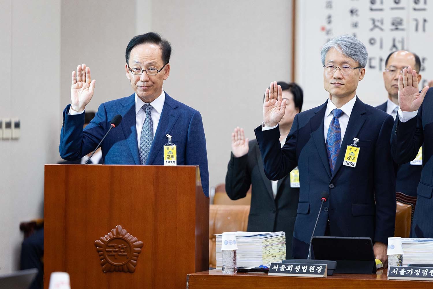 김대웅 서울고등법원장을 비롯한 기관증인들이 20일 서울 여의도 국회 법제사법위원회에서 열린 서울고법·서울중앙지법 등에 대한 국정감사에 출석해 선서하고 있다. / 뉴스1