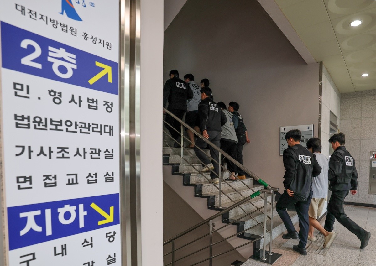 캄보디아 송환 피의자들이 지난 20일 충남 홍성 대전지법 홍성지원에서 구속 전 피의자심문(영장실질심사)을 받기 위해 법정에 들어서고 있다. / 뉴스1