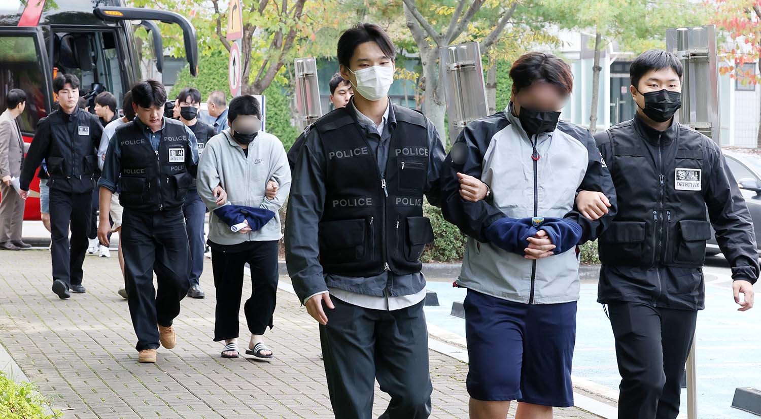 캄보디아 송환 피의자들이 20일 충남 홍성 대전지법 홍성지원에서 구속 전 피의자심문(영장실질심사)을 받기 위해 법정으로 이송되고 있다. 이날 홍성지원에서는 충남경찰청에서 사기 혐의로 수사받는 캄보디아 송환자 45명의 영장실질심사가 진행된다. / 뉴스1