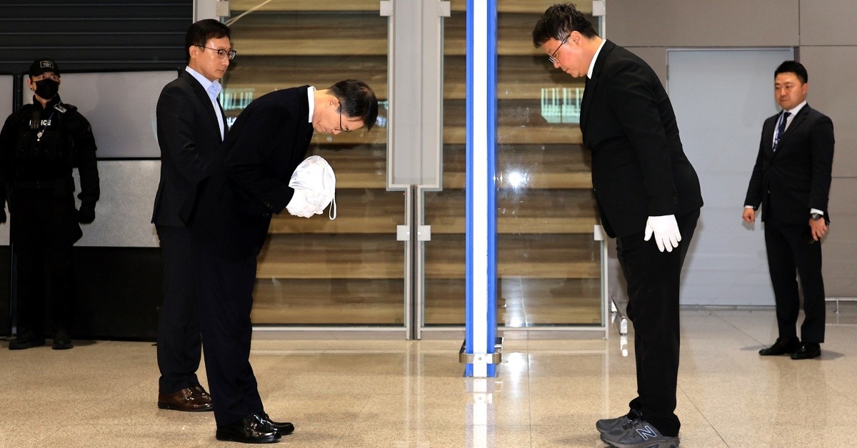 안중만 경북경찰청 형사시동대장이 21일 오전 인천국제공항 제2터미널 입국장에서 지난 8월 캄보디아 보코산 지역 온라인스캠범죄단지에 감금, 고문 끝에 숨진 대학생 박 모 씨(22)의 유해를 송환받고 있다./뉴스1