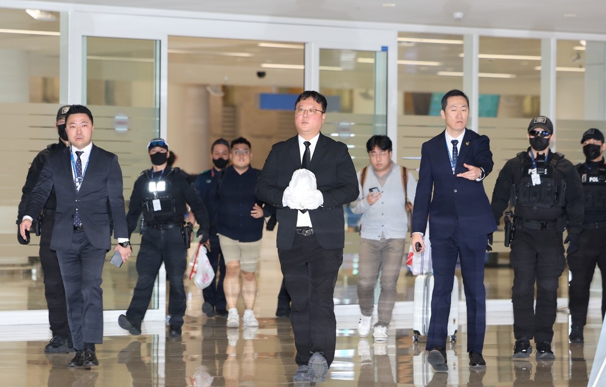 21일 오전 인천국제공항 제2터미널 입국장에서 지난 8월 캄보디아 보코산 지역 온라인스캠범죄단지에 감금, 고문 끝에 숨진 대학생 박모씨(22) 유해가 송환되고 있다. / 뉴스1
