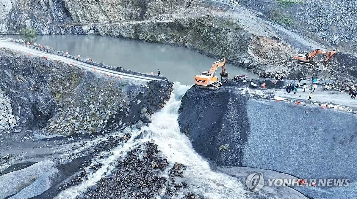 지난 20일 오전 충남 보령시 성주면의 한 채석장에서 작업 중이던 15t 덤프트럭이 웅덩이에 빠지며 60대 트럭 기사 A 씨가 실종돼 경찰과 소방 당국이 수색작업에 나서고 있다 / 충남소방본부 제공, 연합뉴스