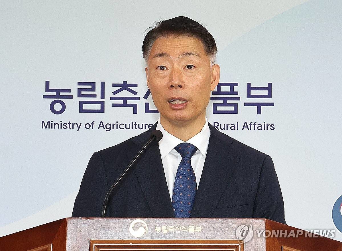 박성우 농림축산식품부 농촌정책국장이 지난 20일 정부세종청사 농식품부 기자실에서 '26~'27년도 농어촌 기본소득 시범사업 공모 결과 7개 군(경기 연천, 강원 정선, 충남 청양, 전북 순창, 전남 신안, 경북 영양, 경남 남해)을 선정했다고 밝히고 있다 / 연합뉴스