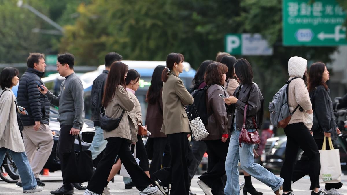 서울 광화문 네거리에서 시민들이 몸을 움츠린 채 출근길 발걸음을 재촉하고 있다. / 뉴스1