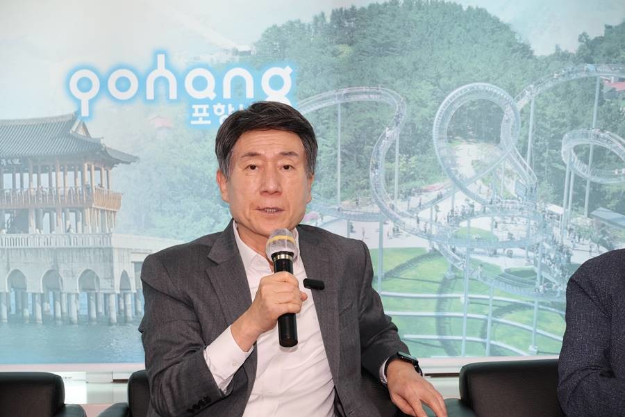 이강덕 포항시장이 21일 시청 브리핑룸에서 영국 런던·브레콘과 아이슬란드 레이캬비크 순방 결과를 설명하고 있다/포항시
