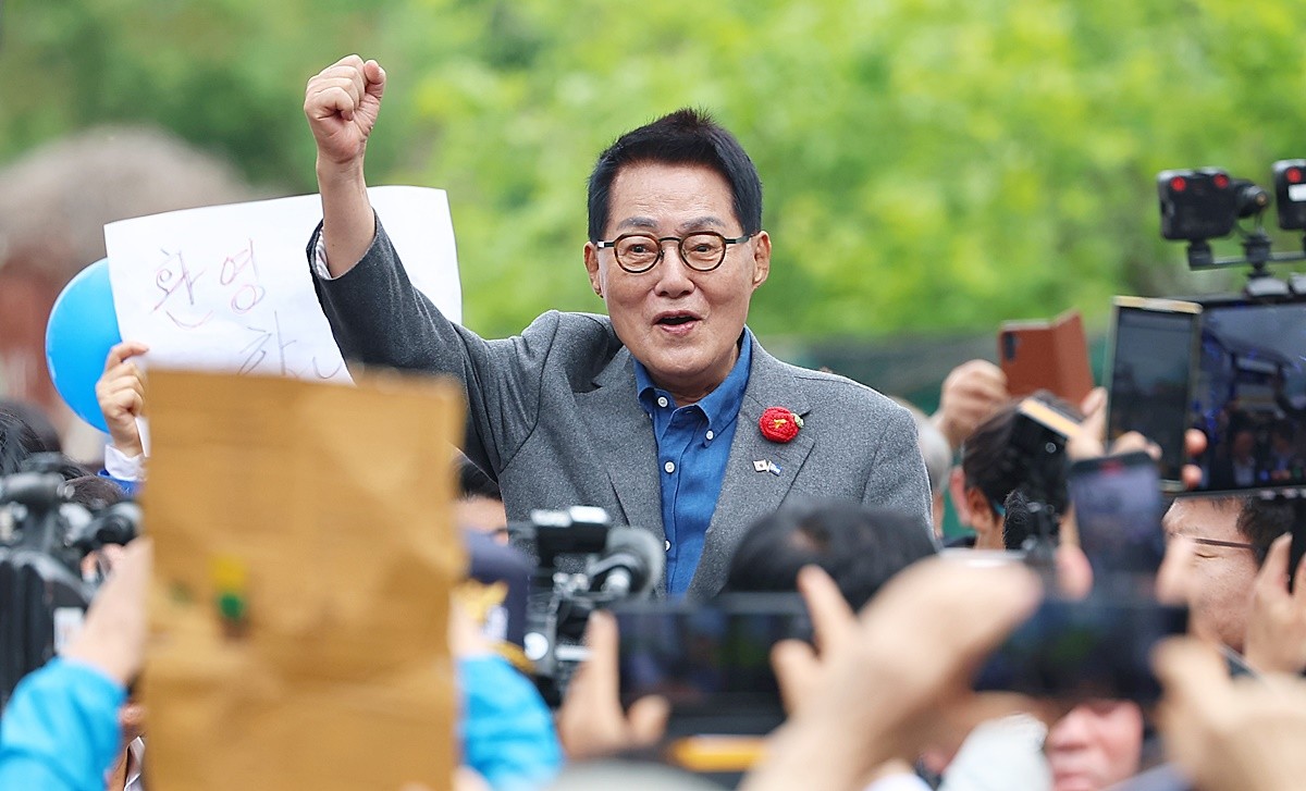 박지원 더불어민주당 의원. 박지원 더불어민주당 의원이 김현지 대통령실 제1부속실장의 국정감사 출석 여부와 관련해 '상황이 바뀌어 김현지 실장이 나가지 말아야 한다'라고 밝혔다. 박 의원은 21일 YTN 라디오 '김영수의 더 인터뷰'에 출연해 '엊그제까지는 나가야 한다고 생각했지만 국민의힘 음해에 따라가 주면 똑같은 난장판이 거기(국정감사장)에서 이뤄질 것'이라며 이렇게 말했다. / 연합뉴스