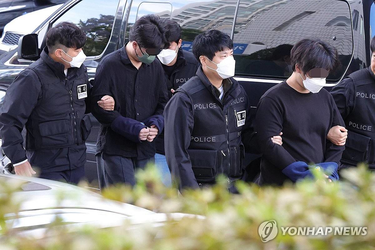 전기통신사업법 위반 등 혐의로 수사를 받고 있는 캄보디아 송환 피의자들이 21일 오전 경기도 의정부시 가능동 의정부지방법원에서 구속 전 피의자 심문을 위해 법정으로 이동하고 있다. 경기북부지방경찰청에서 수사를 받고 있는 이들은 주로 로맨스 스캠에 가담한 것으로 알려졌다 / 연합뉴스