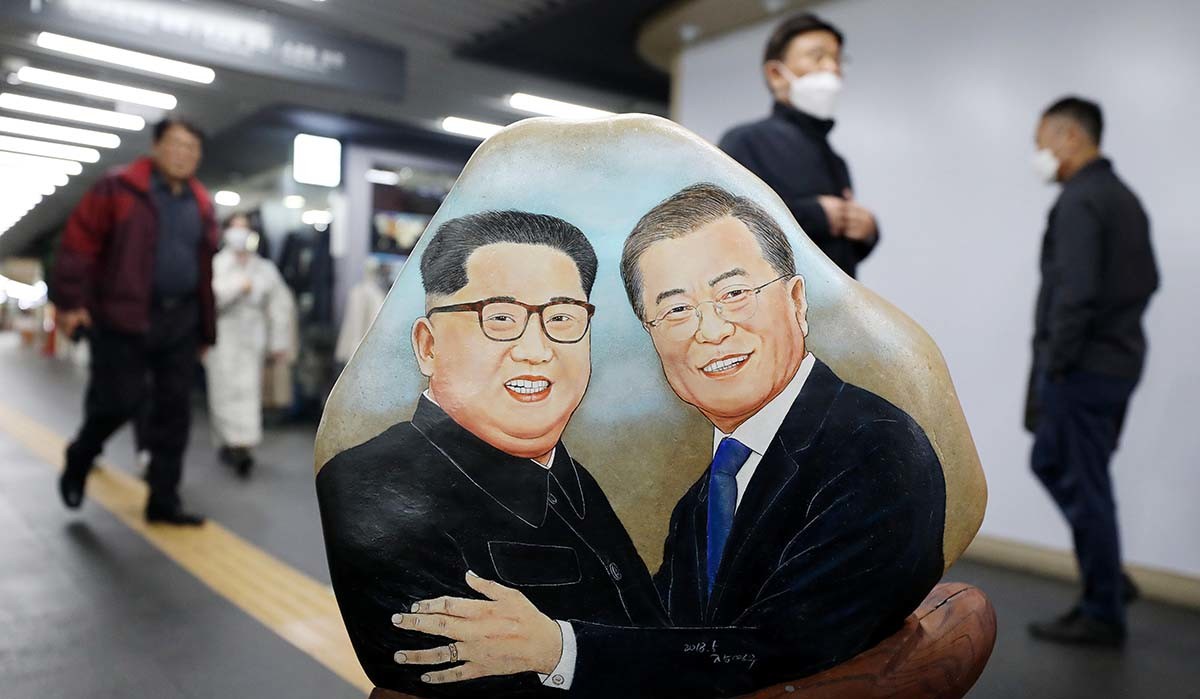 문재인 전 대통령과 김정은 북한 국무위원장의 초상화. 장영우 작가가 돌에 그린 것이다. / 뉴스1 자료사진
