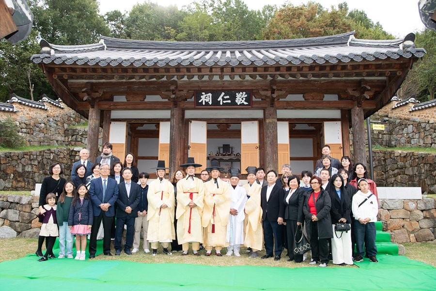 21일 왕산 허위 선생 순국 117주기 추모행사에 참석한 김장호 구미시장을 포함한 관계자들이 기념촬영을 하고 있다. / 구미시 제공