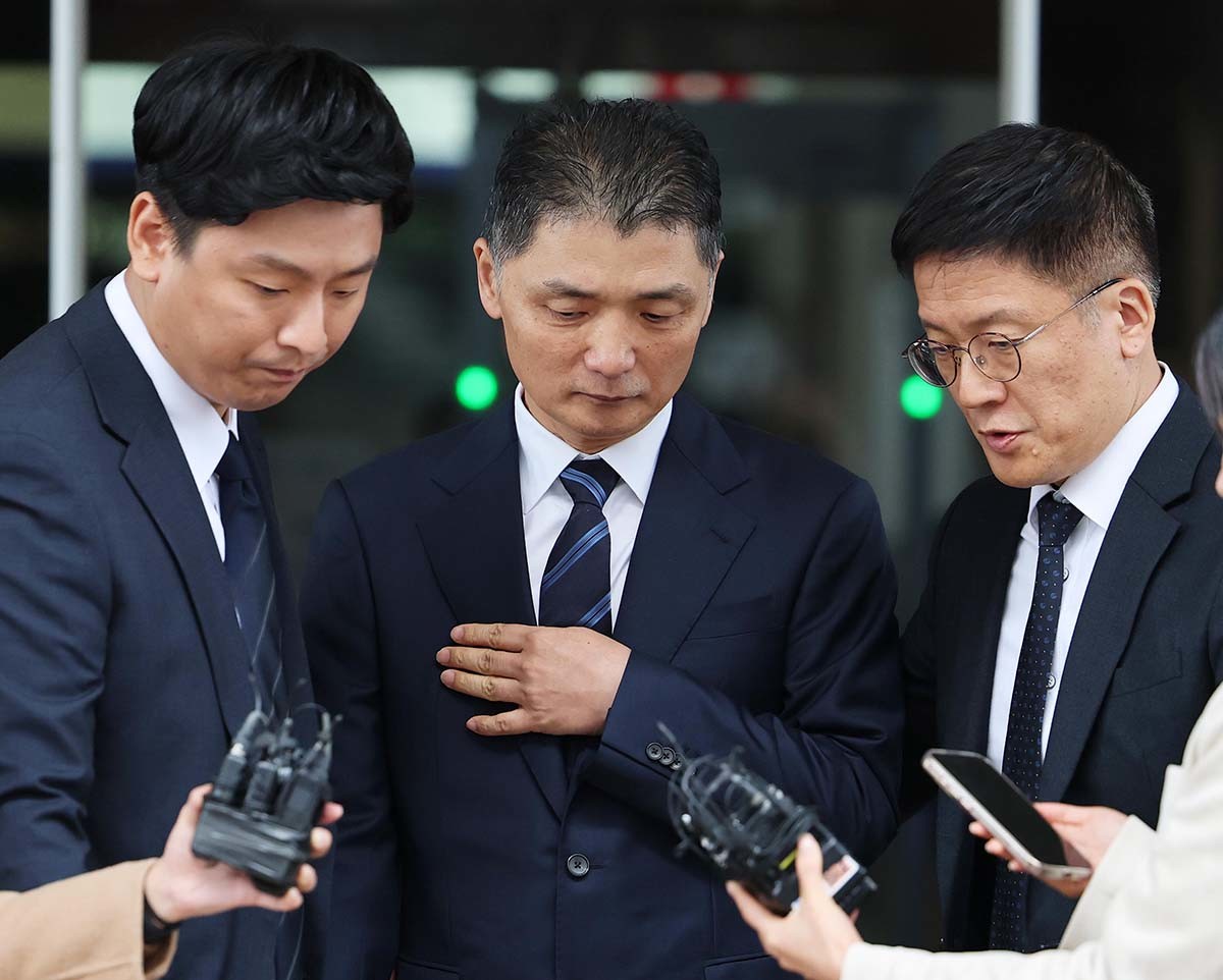 카카오 창업자 김범수 미래이니셔티브센터장이 21일 서울 양천구 서울남부지방법원에서 열린 자본시장법 위반 1심 선고 공판에서 무죄를 선고받은 후 법정을 나서고 있다. 서울남부지법 형사합의15부(재판장 양환승)는 SM엔터테인먼트 시세를 조종한 혐의로 구속 기소된 김 창업자에게 “검찰에서는 은밀한 경영권 인수가 진행됐다고 주장하지만 이 주장을 받아들이기 어렵다”며 무죄를 선고했다. /뉴스1