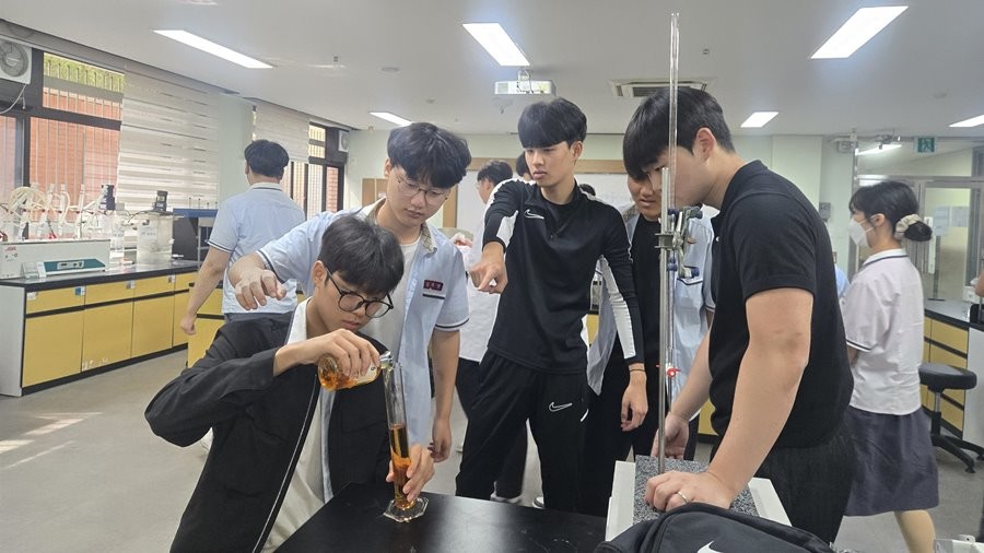 중소기업 기술사관 육성사업에 참여하는 고등학생들이 현장실무 관련 실습을 하고 있다. / 계명문화대 제공