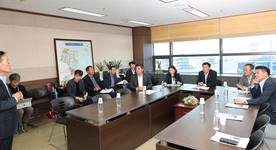 포항시의회는 21일 오후 APEC 정상회의 성공 개최 지원을 위해 영일만항 국제크루즈 정박 시설 및 환경에 대한 현장점검을 실시했다./포항시의회