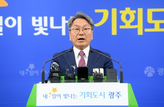 강기정 광주광역시장이 21일 오전 시청 브리핑실에서 기자회견을 열어 '대한민국 AI 3강으로 가는 가장 빠른 길은 광주에 '국가AI컴퓨팅센터'를 설립하는 것이다'며 국가AI컴퓨팅센터 광주 유치를 정부와 기업에 호소하고 있다. /광주광역시 제공