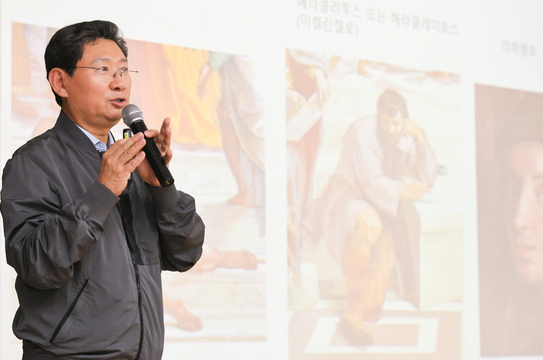 이상일 용인특례시장은 20일 포곡 생활안전협의회 회원을 대상으로 특강을 진행했다. / 용인특례시