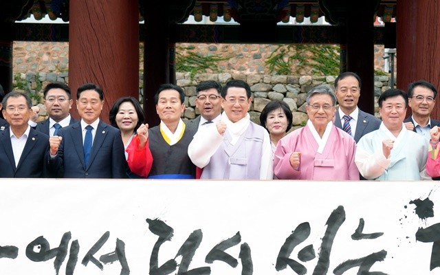 김영록 전라남도지사가 21일 여수 진남관에서 열린 ‘여수 진남관 해체복원 기념식’에 참석해 주요 내빈과 기념촬영을 하고 있다.