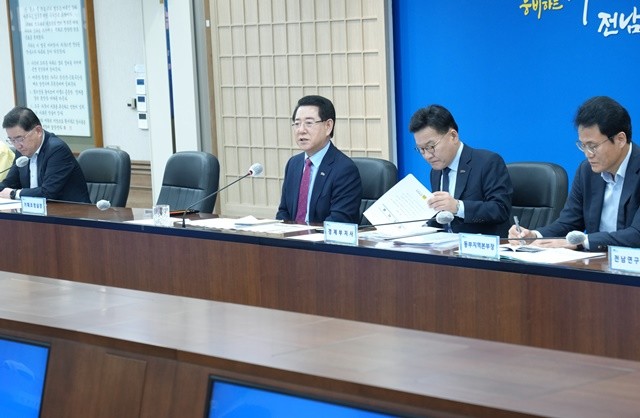김영록 전라남도지사가 21일 도청 서재필실에서 실국장 정책회의를 주재하고 도정 현안에 대해 논의하고 있다.