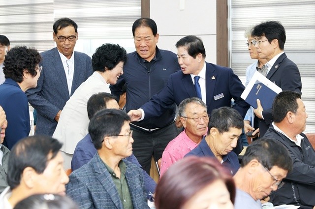 공영민 고흥군수가 지난 10월 16일 도화면사무소에서 열린 이장·부녀회장 연석회의에 참석해 인사하며 소통하고 있다.
