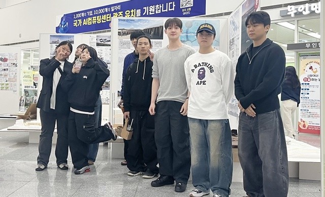 정여진 학생(사진 왼쪽)을 비롯한 수상학생들.