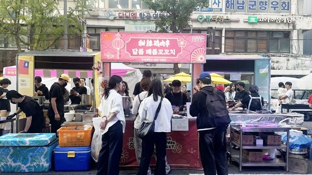 시민들이 마라꼬치와 미니탕후루를 제공하는 ‘달콤 매콤꼬꼬치’ 부스를 이용 중이다.