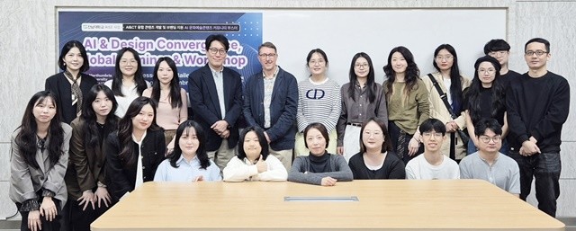 지난 10월 16일 전남대 아트&디자인테크놀로지 협동과정 재학생과 영국 노섬브리아대 마크 베일리 교수가 ‘AI & 디자인 융합 글로벌 세미나·워크숍’을 마친 후 기념 촬영을 하고 있다. 사진=전남대 제공