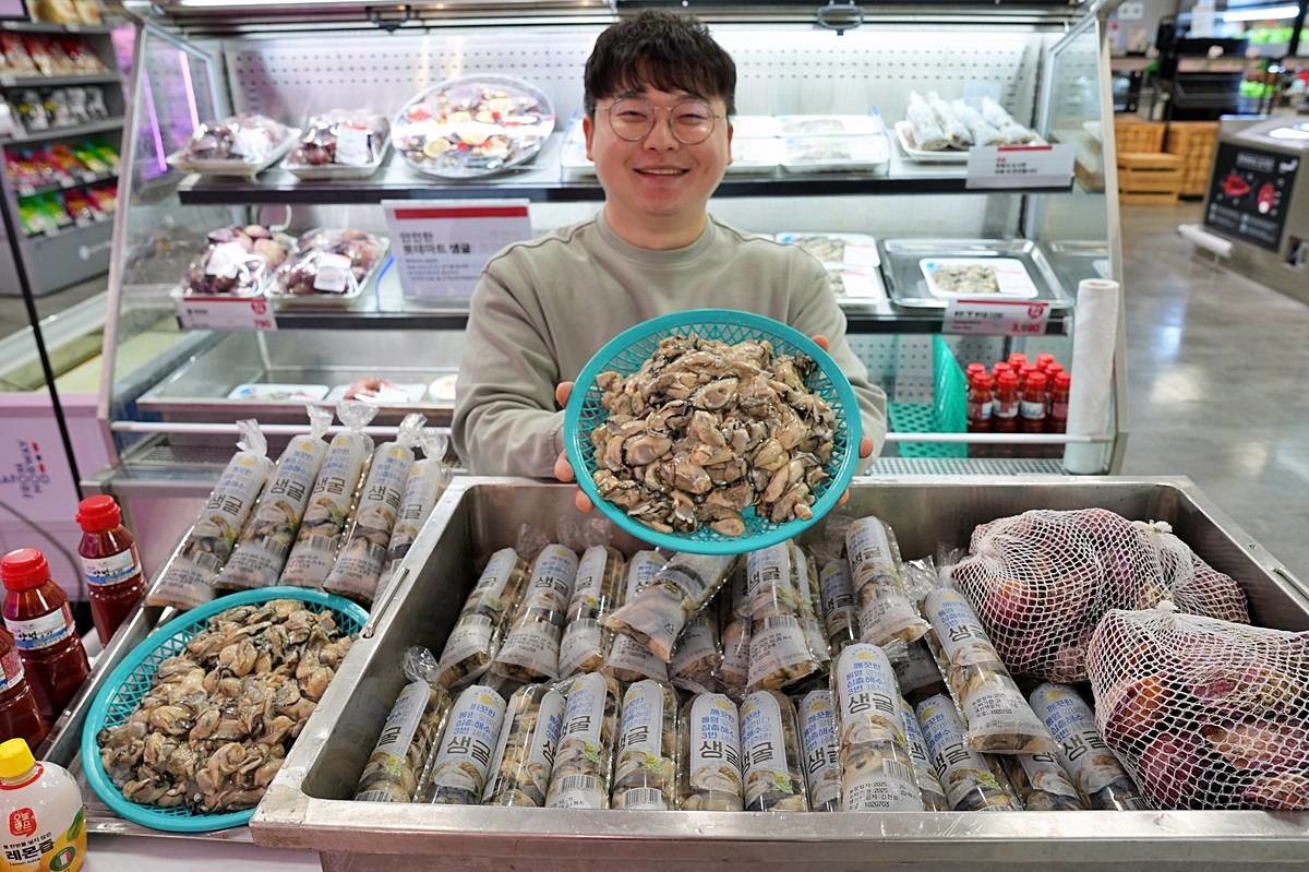 롯데마트 2025년산 생굴 판매 개시 / 롯데마트 제공, 연합뉴스