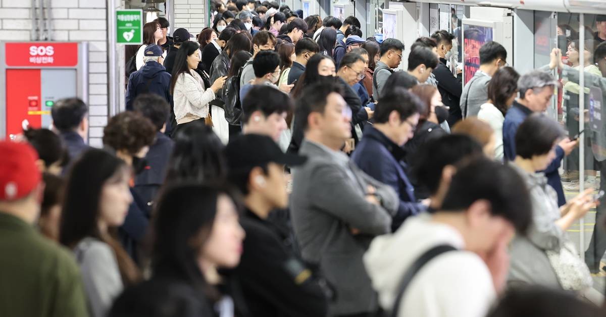 혼잡한 지하철역 / 뉴스1