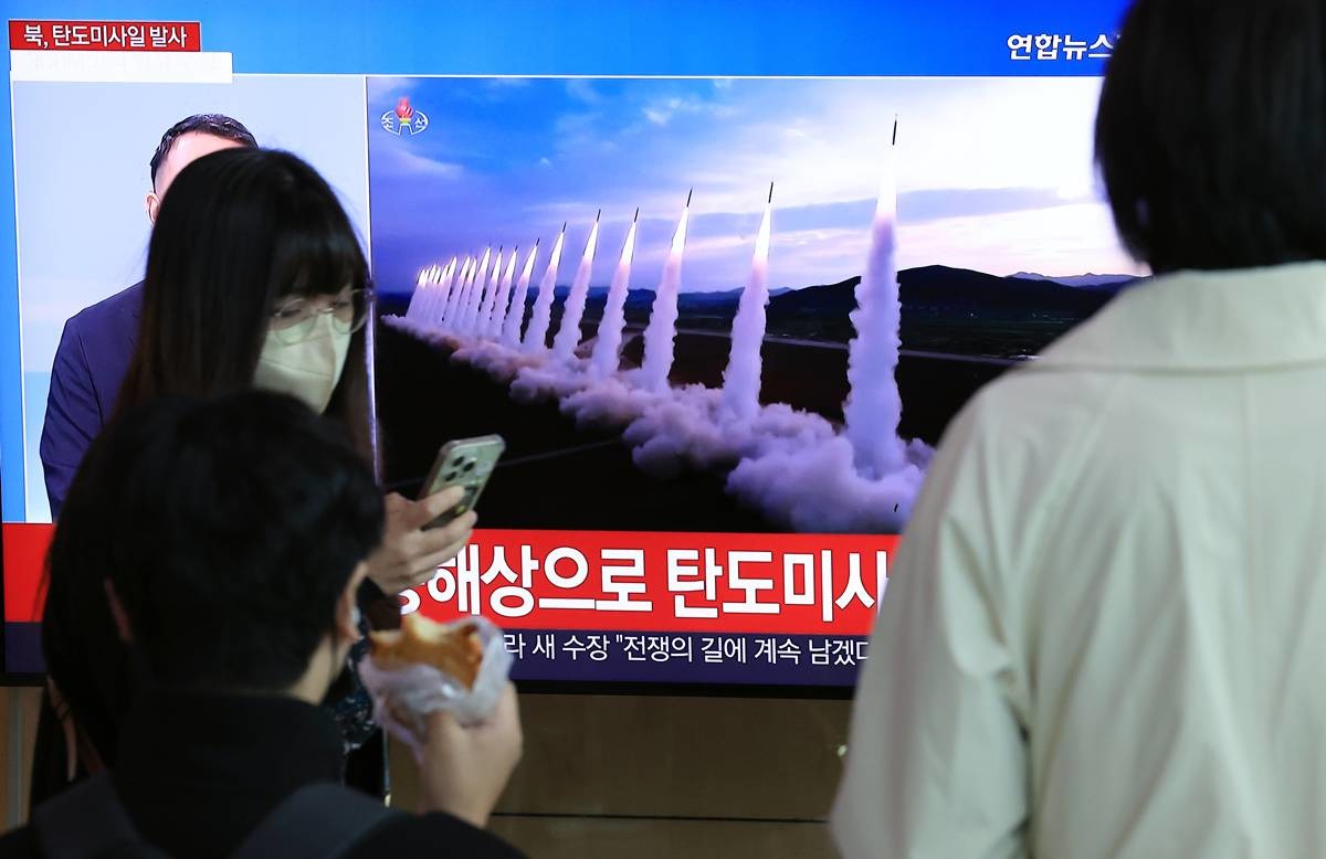 지난해 10월 31일 서울 중구 봉래동 서울역 대합실에서 시민들이 TV를 통해 관련 뉴스를 지켜보고 있다 / 뉴스1