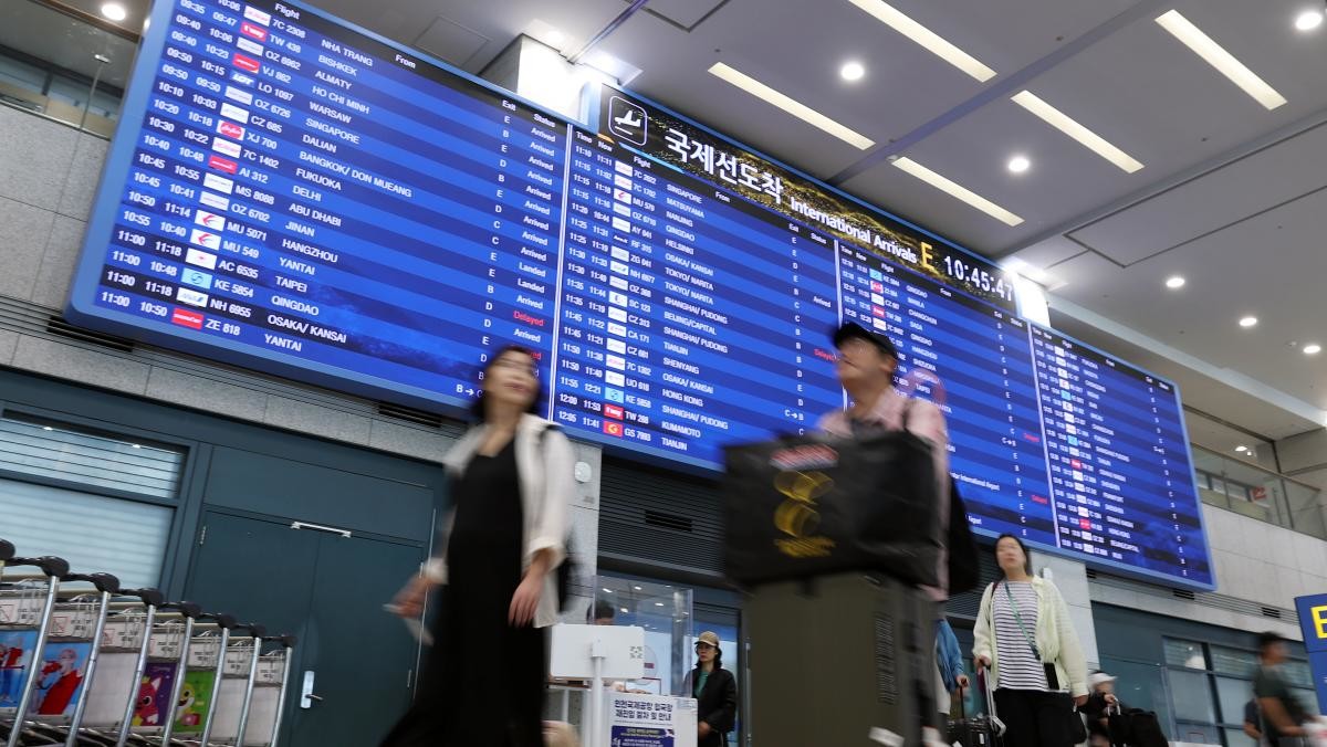 지난 12일 인천국제공항 1터미널로 귀국하고 있는 여행객들 모습. / 뉴스1