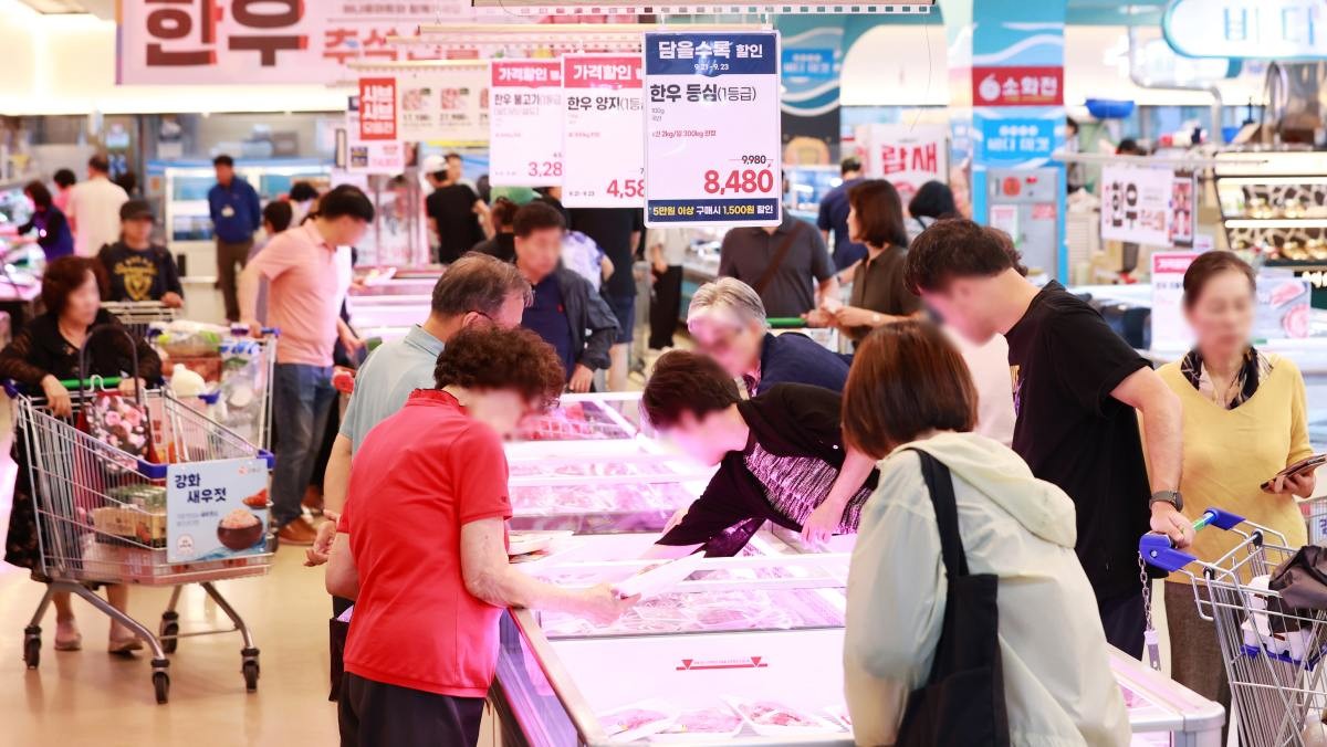 마트에서 사람들이 장을 보고 있는 모습 / 연합뉴스