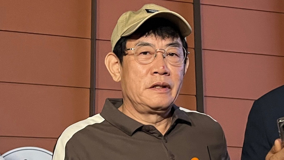 개그맨 이경규가 지난 6월 24일 서울 강남경찰서에서 약물 운전 혐의와 관련한 조사를 마친 뒤 취재진의 질문에 답하는 모습. / 뉴스1