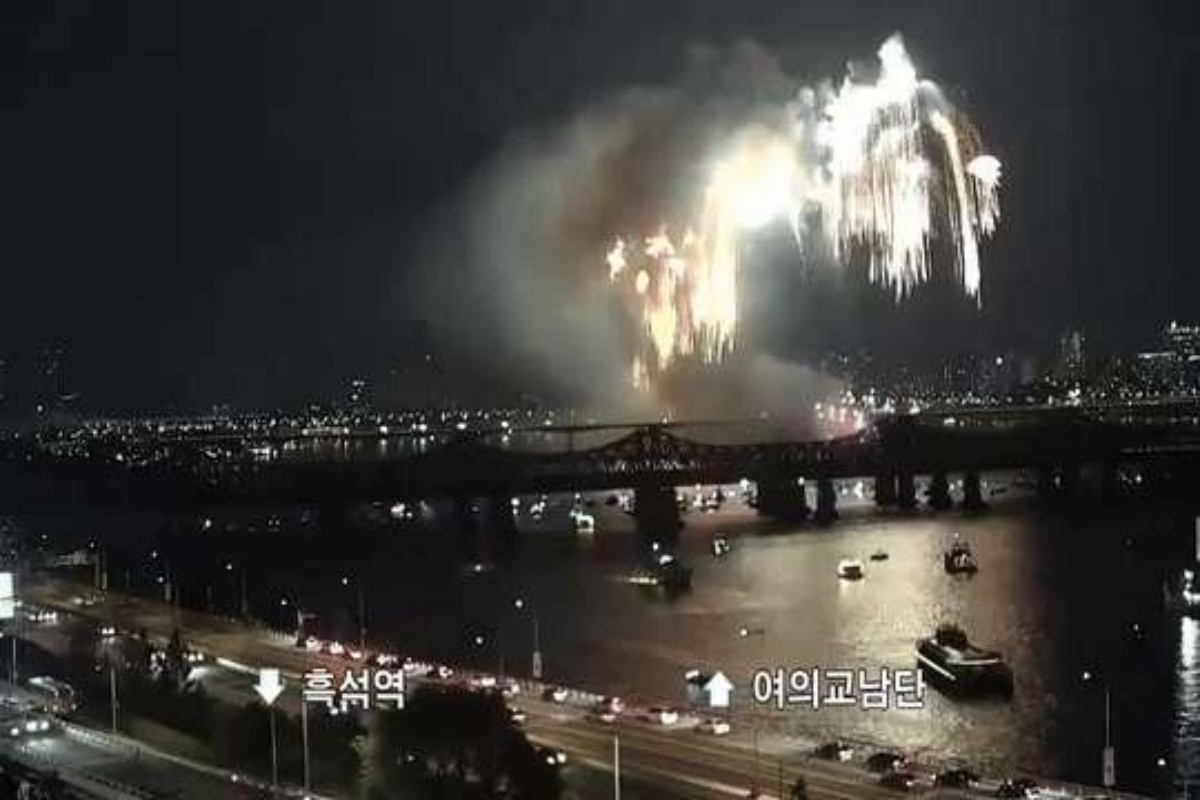 서울세계불꽃축제를 보려는 차들이 한강대교남단 올림픽대로 한편에 멈춰선 모습. / 김성회 의원실 제공. 연합뉴스