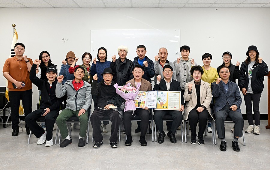 김동근 시장이 10월 21일 동오마을상인연합회와 간담회를 갖고 함께 기념사진을 찍고 있다
