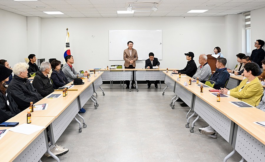 김동근 시장이 10월 21일 동오마을상인연합회와 간담회를 갖고 있다