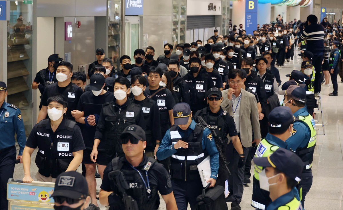 캄보디아 당국의 범죄단지 단속으로 적발돼 구금됐던 한국인들이 지난 18일 오전 인천국제공항 2터미널을 통해 송환되고 있는 모습 / 뉴스1