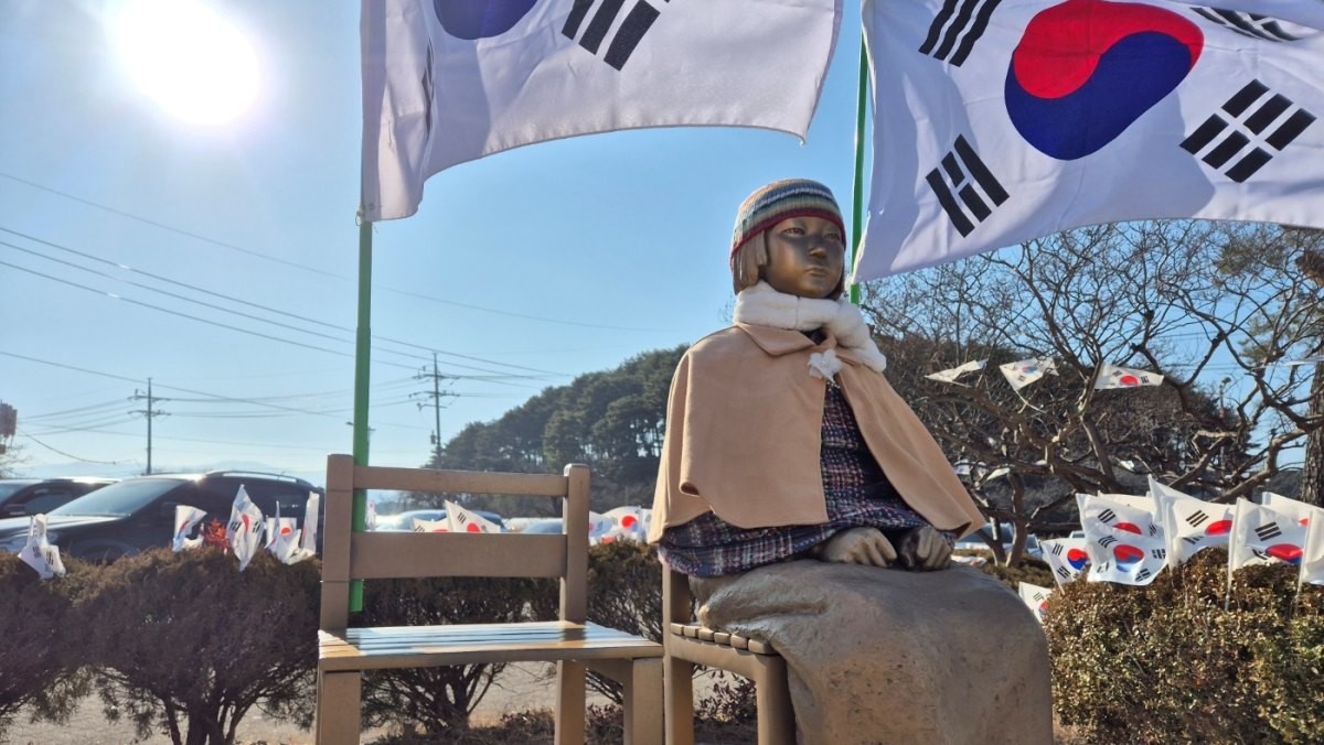 강원 강릉시 저동 강릉 3.1독립만세운동 기념탑에 세워진 평화의 소녀상 앞에 태극기가 펄럭이는 모습. (기사 내용과 직접적인 연관은 없음을 밝힙니다.) / 뉴스1