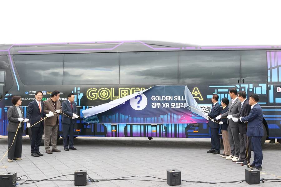 ‘Golden Silla – XR버스’ 오픈 세리머니에서 주낙영 경주시장과 이철우 경북도지사 등이 로고 제막 퍼포먼스를 진행하고 있다.
