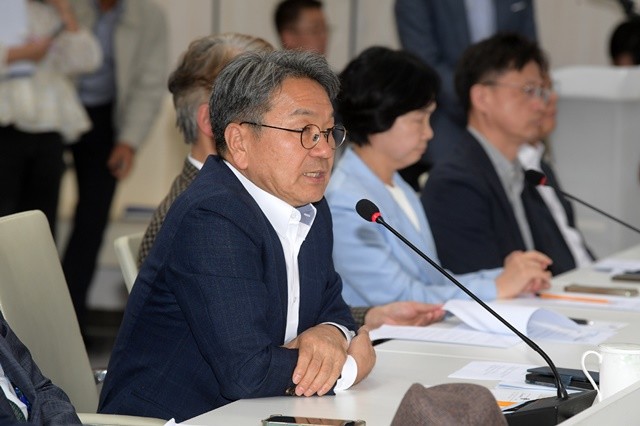 강기정 광주광역시장이 21일 오후 시청 중회의실에서 광주 지역 각계각층 대표들과 함께 광주미래산업 비상회의를 하고 있다. /광주광역시 제공