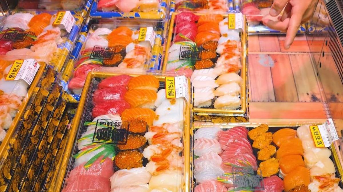 일본 마트 초밥 세트들. / 유튜브 '입질의추억TV jiminTV'