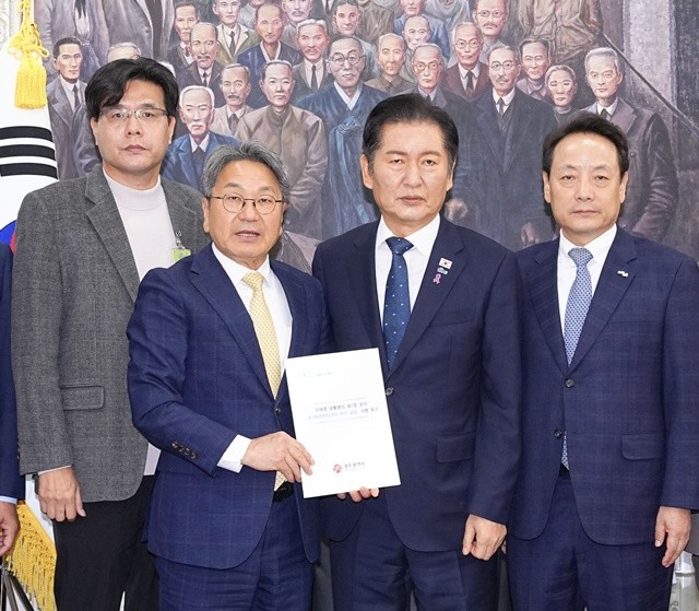 강기정 광주광역시장이 22일 오전 서울 국회 본관에서 정청래 더불어민주당 대표를 만나, 이재명 대통령의 핵심 공약이자 국정운영 5개년 계획에 포함된 ‘국가AI컴퓨팅센터 광주 설립’ 이행을 촉구하는 성명서를 전달하고 있다./광주광역시 제공