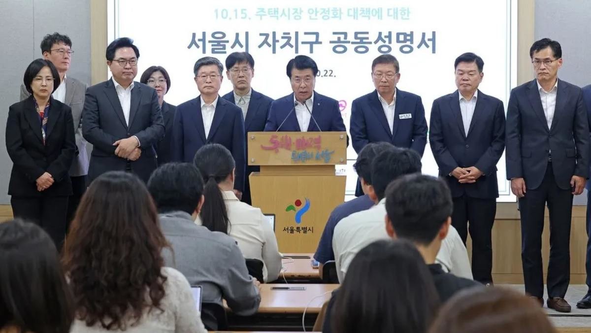 서강석 송파구청장을 비롯한 국민의힘과 야권 소속 15개구 구청장, 부구청장들이 22일 서울시청에서 정부의 10·15 부동산 대책 관련 공동성명서 발표 기자회견을 하고 있다 / 연합뉴스
