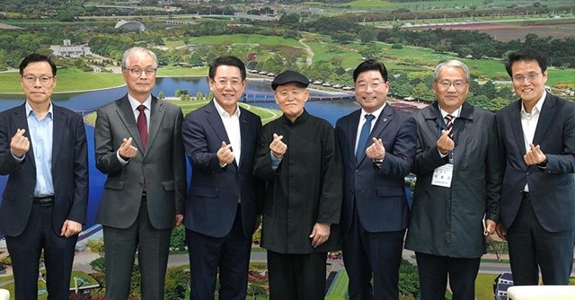 김영록 전라남도지사가 22일 전남 동부지역본부 이순신강당에서 열린 ‘동학농민혁명 재조명 국제학술대회’에 참석해 도올 김용옥 명사, 주요 내빈과 기념촬영을 하고 있다.