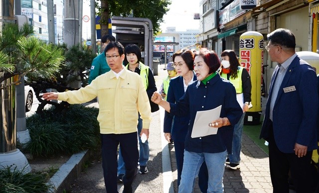 박병규 광산구청장이 22일 광주송정역 일대에서 시설물에 대한 안전점검을 실시하고 있다.