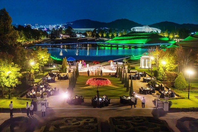 순천만국가정원 봉화언덕을 바라보며 진행된 '가든 투 테이블'